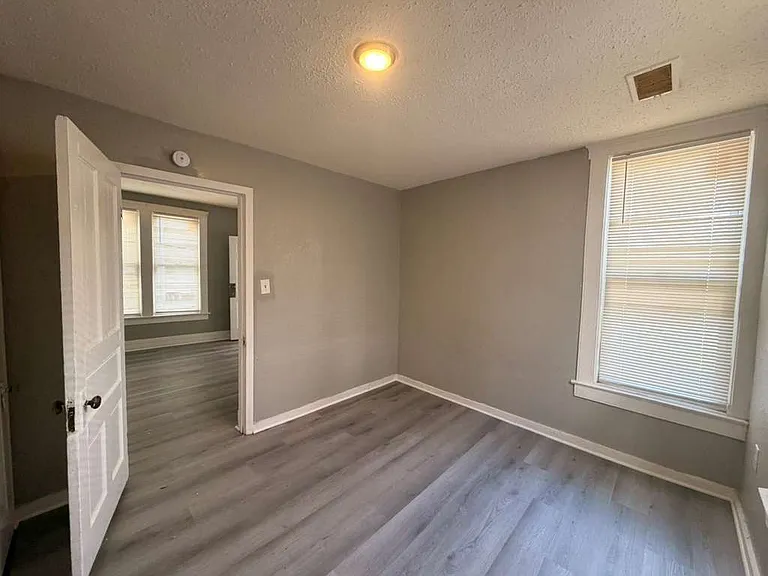 1204 Camden St — Photo 8