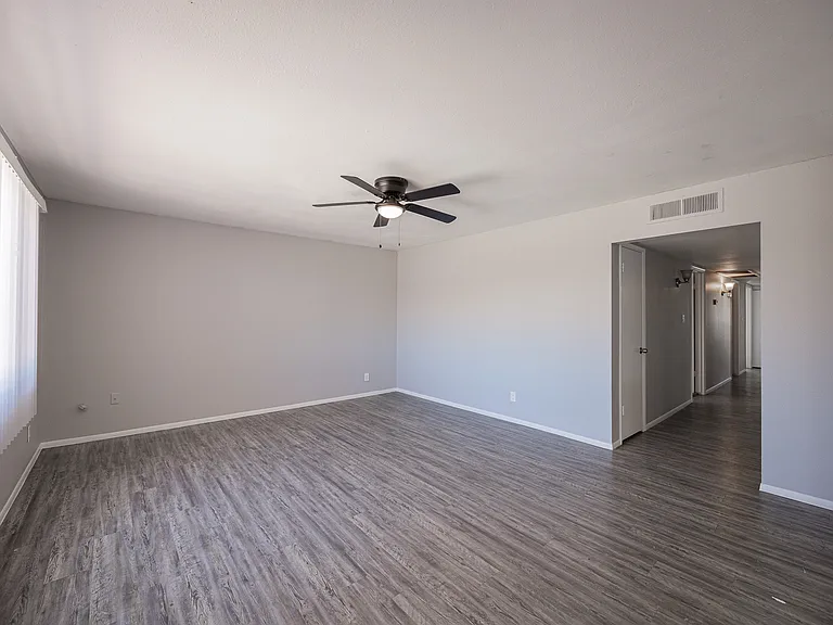 4704 S La Rosa Dr — Photo 5