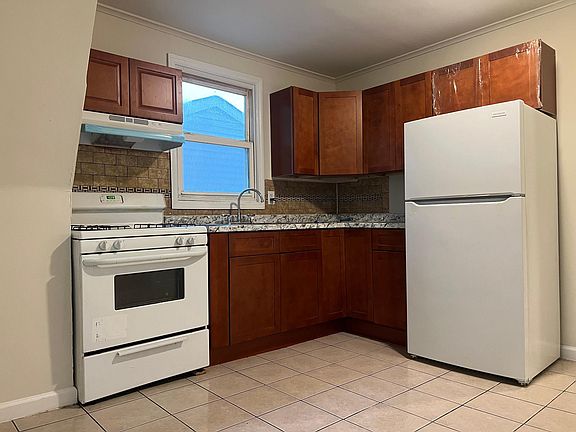 3rd image of 84 Ellis Ave Floor 3