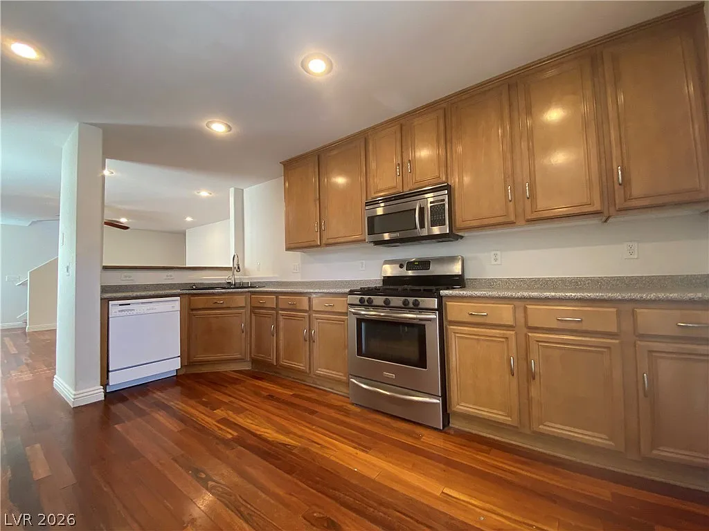 3 bed, 2.5 bath, 1831 sqft, $2,495 — Photo 3