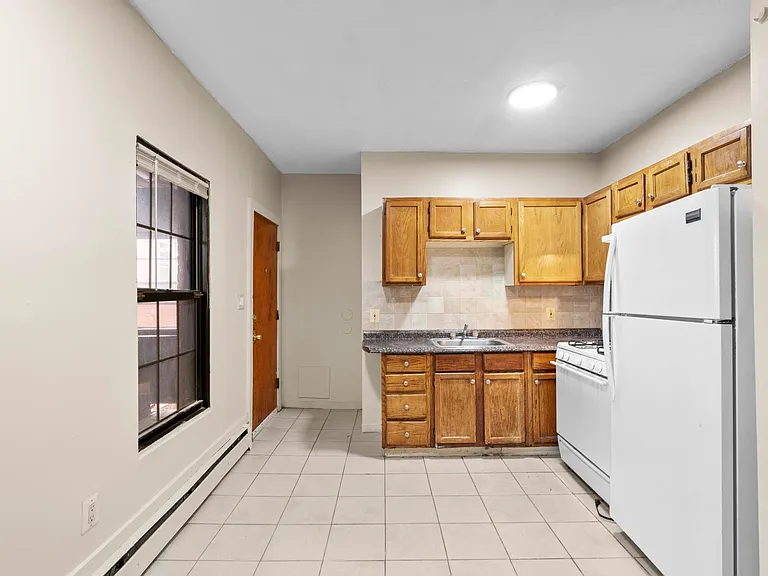 26-28 Lawrence St #26-3 — Photo 2