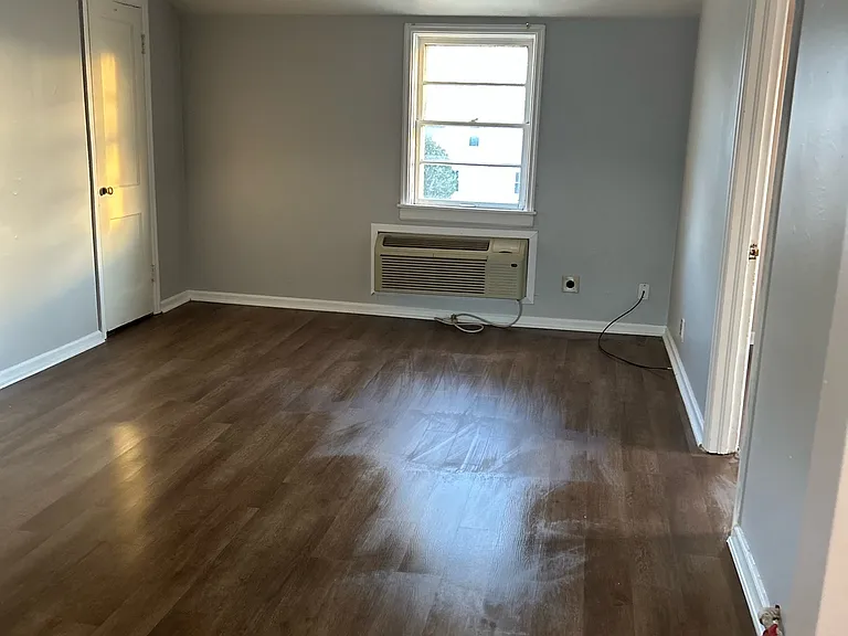314 W 1st St — Photo 3