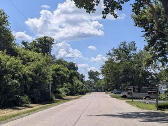 Exterior Neighborhood (street photo)