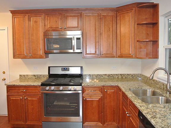 3rd image of 884 Waterford Dr