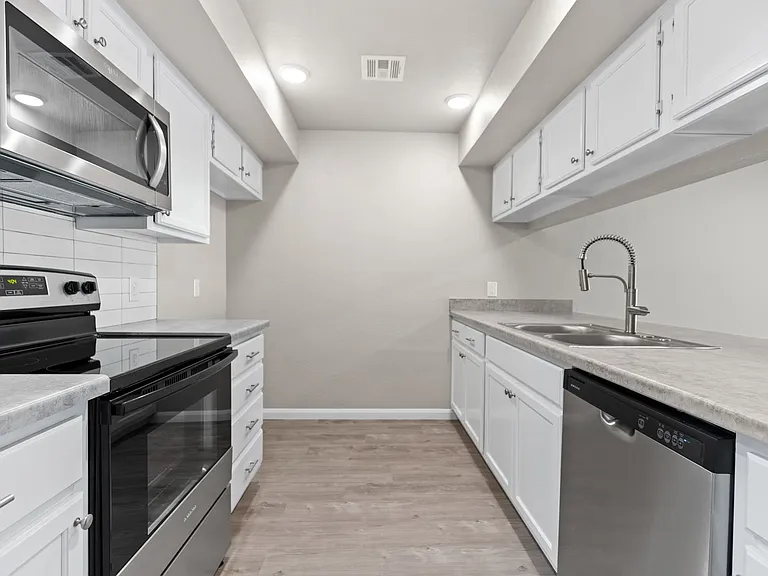 1600 W Madison St — Photo 10