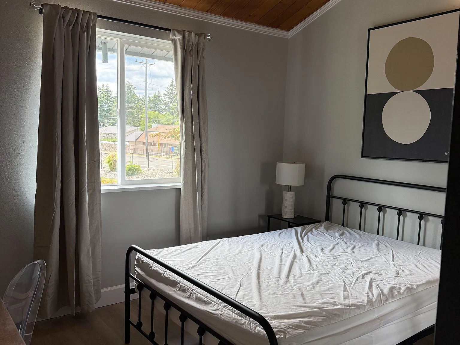 4 bed, 2.0 bath, 1700 sqft, $2,274 — Photo 2