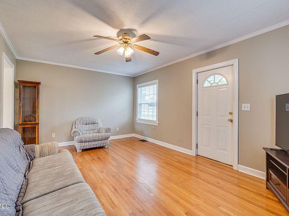 5th image of 110 E Park Dr