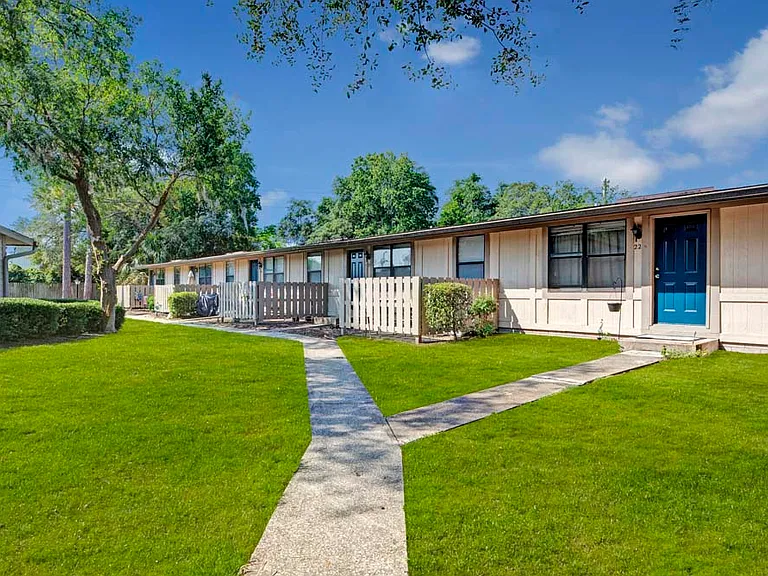 Oak Shade Apartments — Photo 10