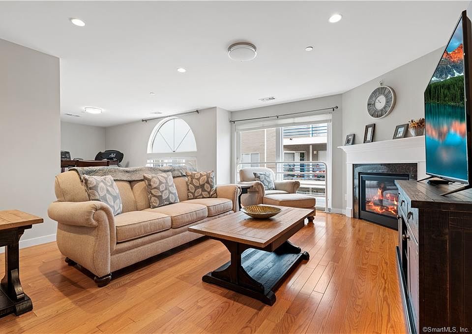 1st image of 129 Harbour Close