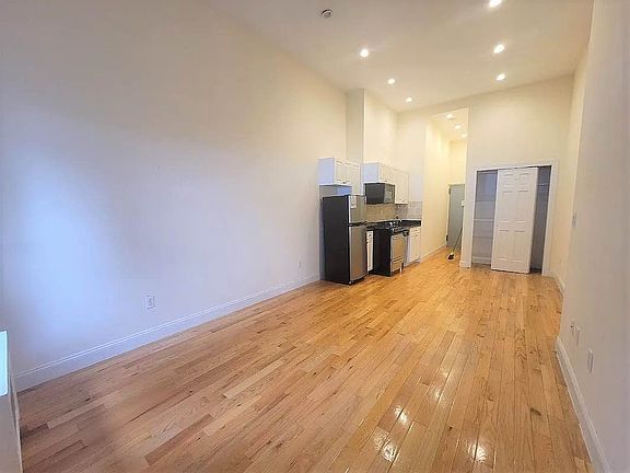 3rd image of 447 W 43rd St #5T