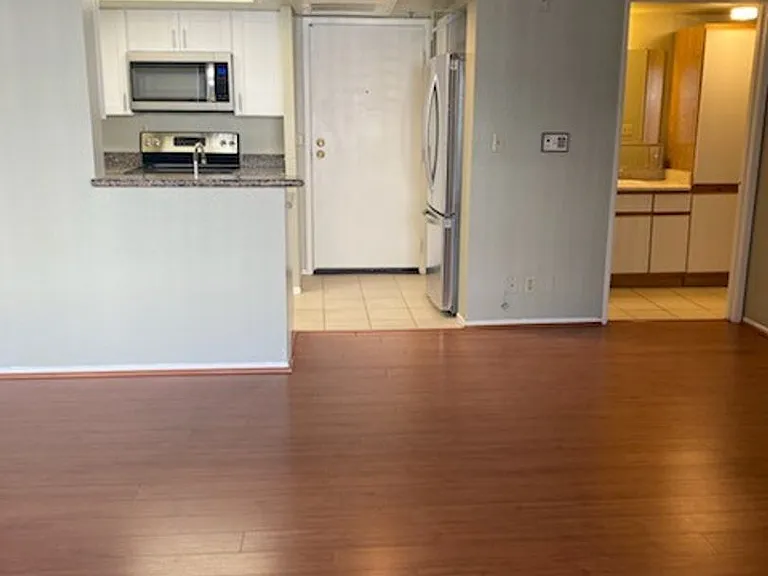 Russell Court Apartments — Photo 5