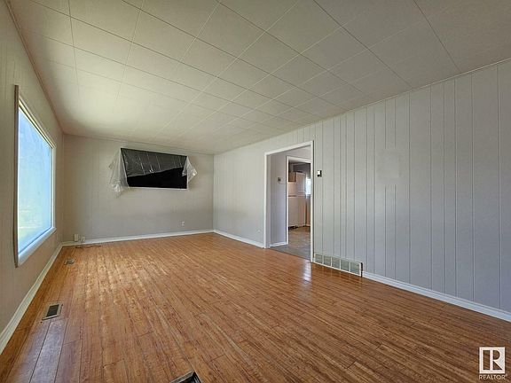 2nd image of 4729 47th St