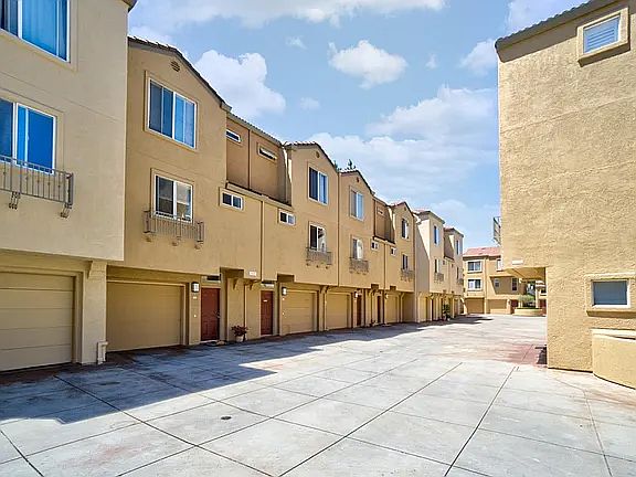 3rd image of 1690 Civic Center Dr APT 614