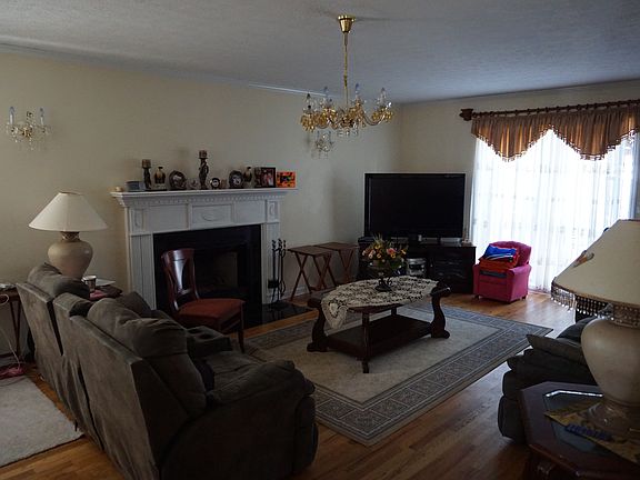 Living Room with fireplace