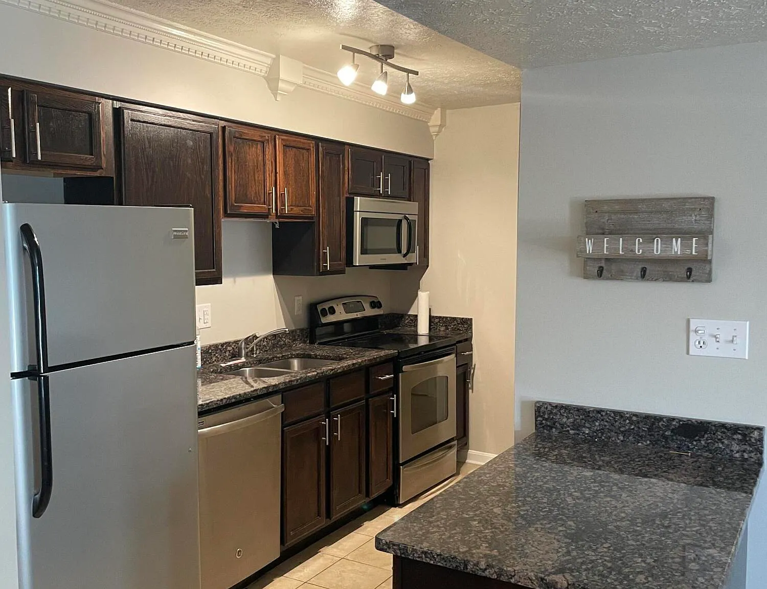 2 bed, 2.0 bath, 950 sqft, $1,600 — Photo 1