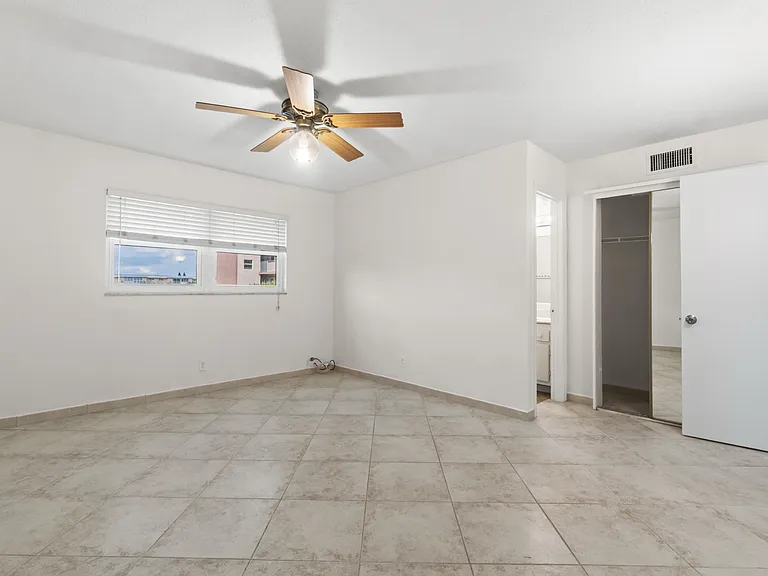 2615 NE 1st Ct #303 — Photo 31