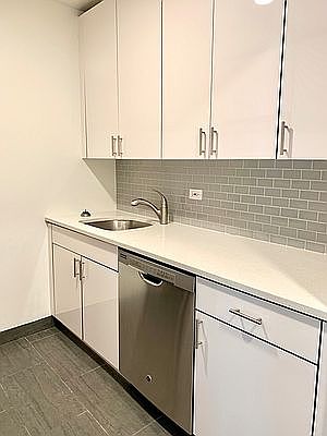 5th image of 520 W 43rd St APT 28K
