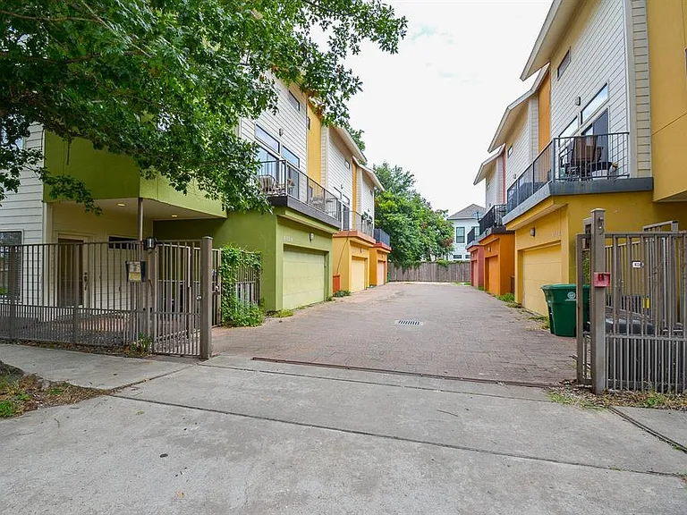4122 Spencer St — Photo 2