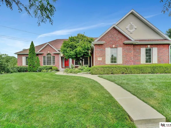 8740 Augusta Cir, Lincoln, NE 68526