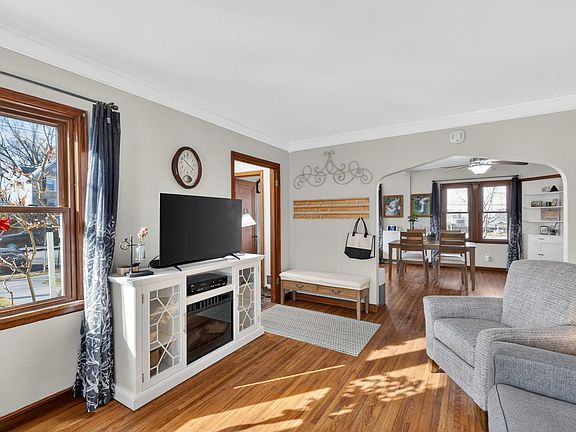 4th image of 613 11th St SE