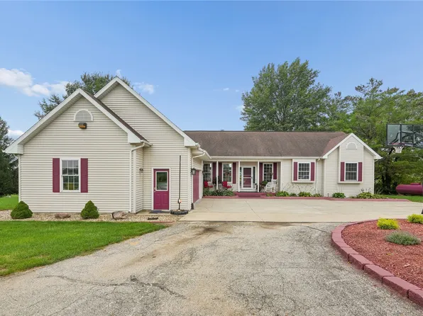 9902 Dutch Creek Dr, Anamosa, IA 52205
