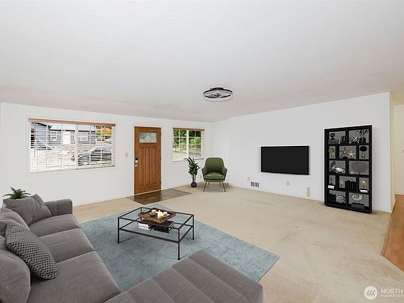 4th image of 7600 Sandy Way NE