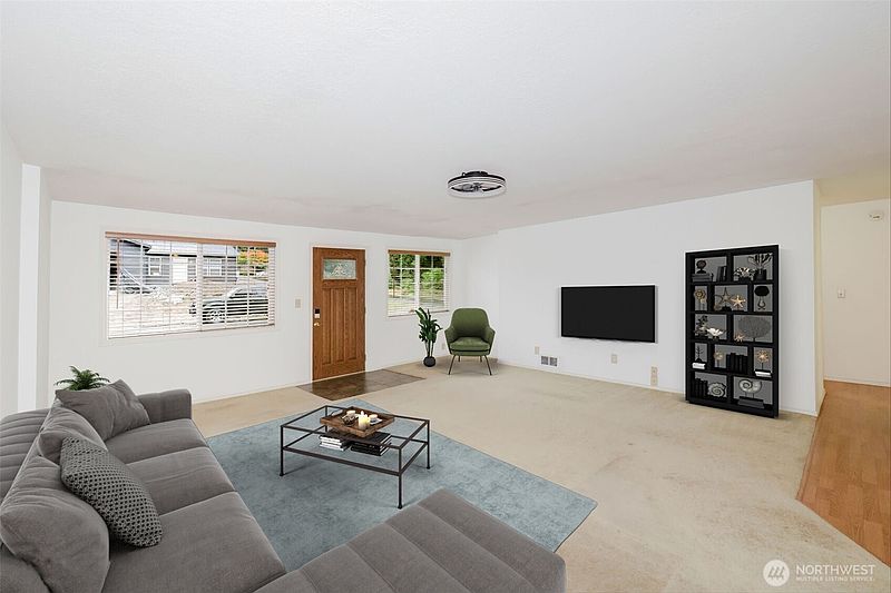 4th image of 7600 Sandy Way NE