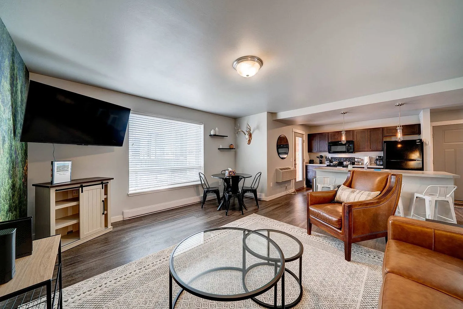 2 bed, 2.0 bath, 1194 sqft, $3,560 — Photo 4