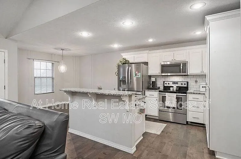 3 bed, 2.0 bath, 1362 sqft, $1,725 — Photo 3