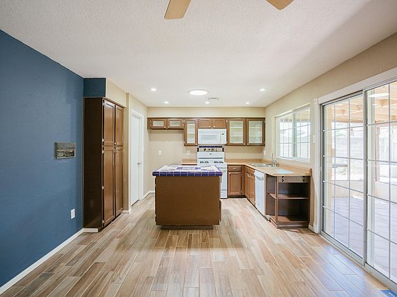 3rd image of 1401 W Rockwood Dr