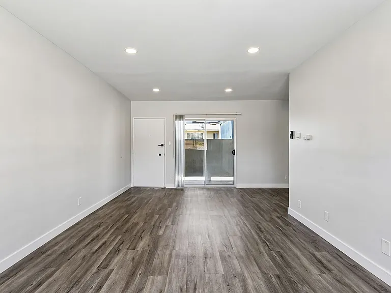11645 Gorham Ave — Photo 27