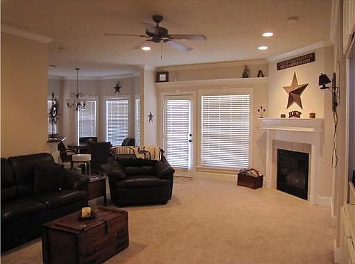 2nd image of 916 Delrey Dr