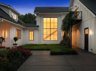 12 Robindale Dr, Saint Louis, MO 63124