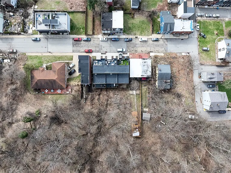 240 E Jefferson St — Photo 47