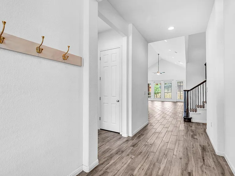2907 Zelma Dr — Photo 4