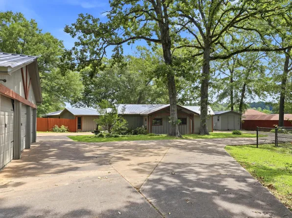 222 N Lake Dr, Gladewater, TX 75647