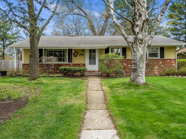 1215 Charlotte Dr, Rockford, IL 61108