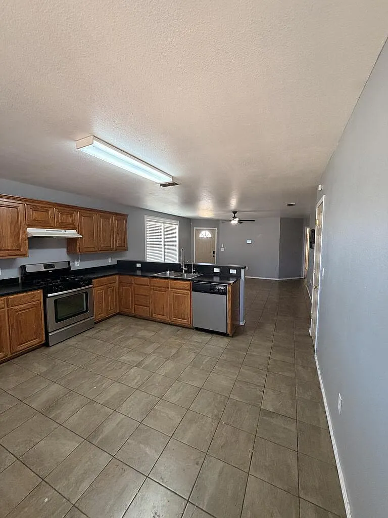 3 bed, 1.0 bath, 1181 sqft, $2,000 — Photo 4