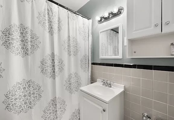 4th image of 150 E 27th St APT 2B