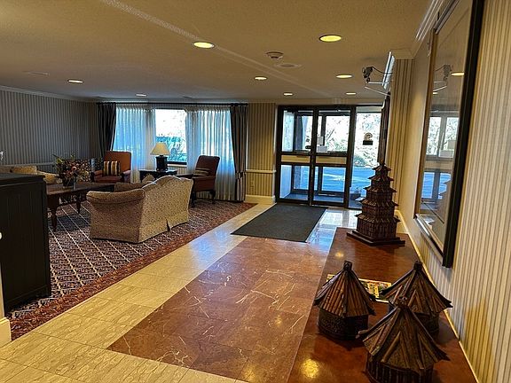 3rd image of 1004 Paradise Rd APT 1K