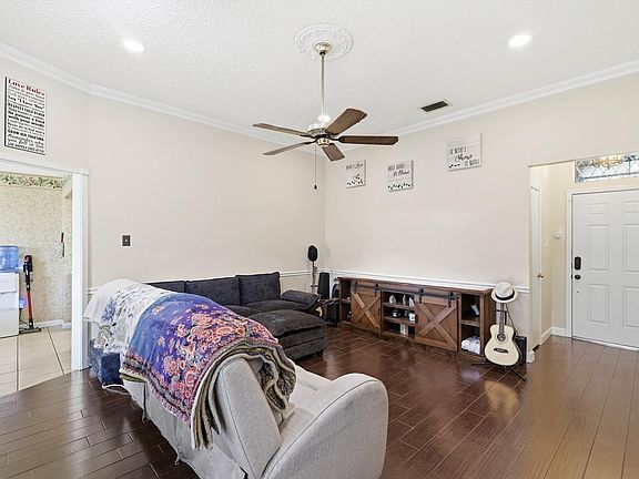 3rd image of 324 Bowie St
