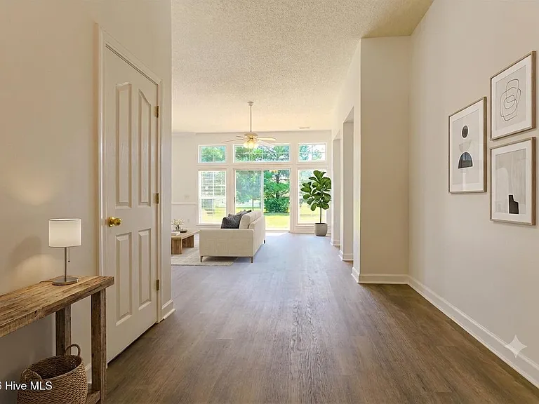 1005 Meadowlands Trl NW — Photo 3