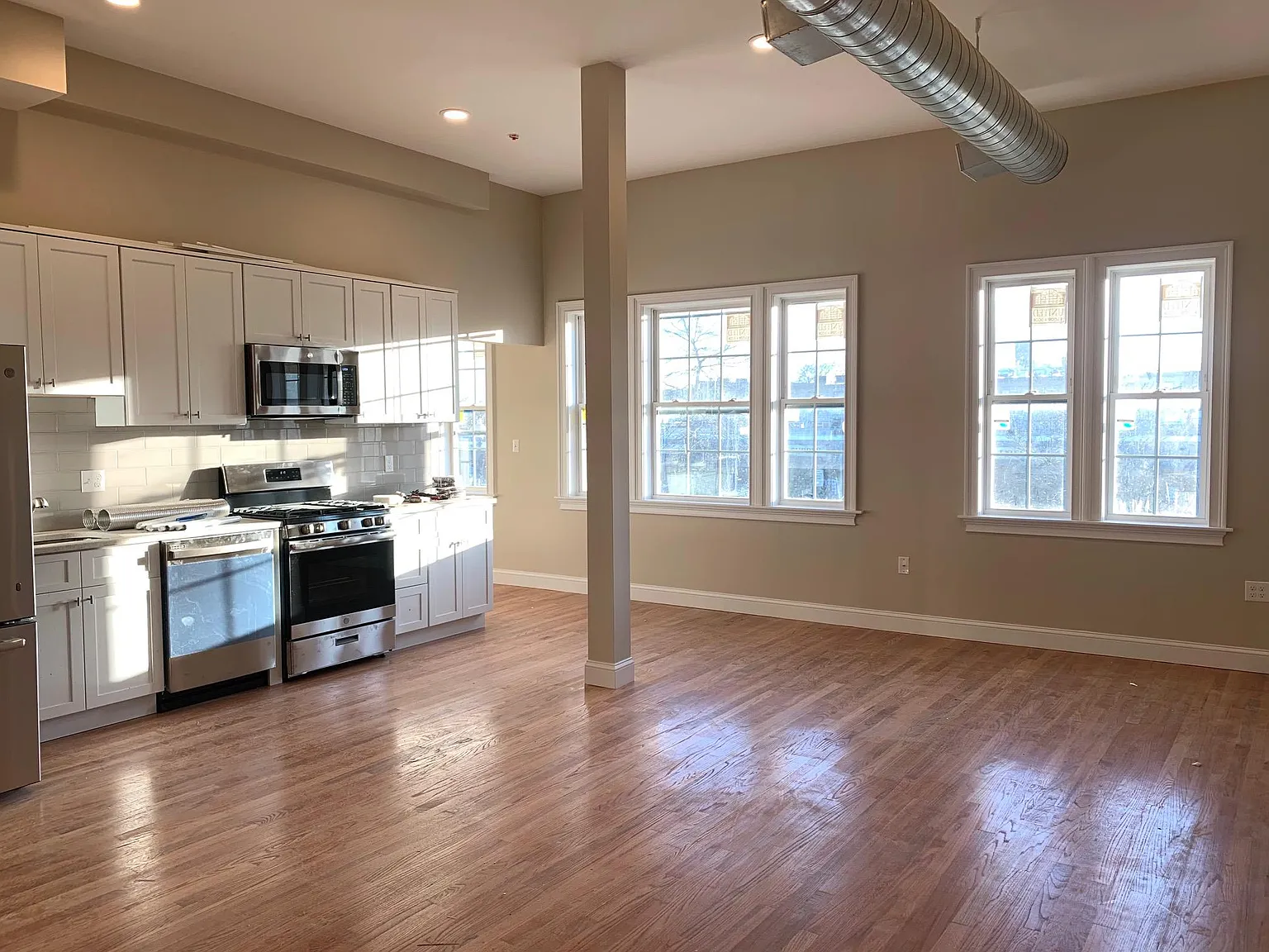 Studio, 700 sqft, $1,995 — Photo 1