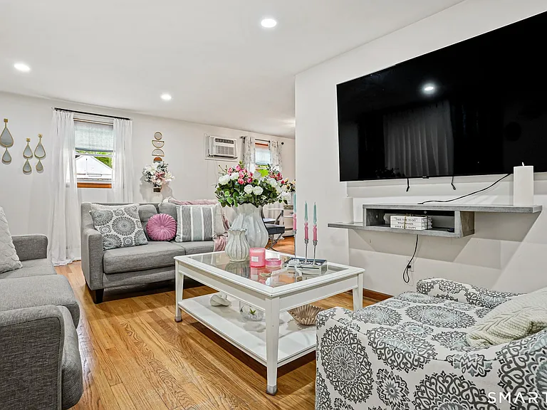 7 Newport Dr — Photo 4