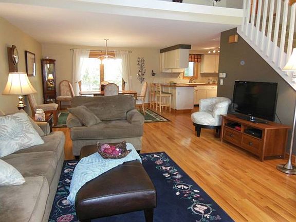 Open to the dining area and the kitchen the main floor is great for entertaining. It's vaulted ceili
