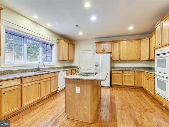 5th image of 15901 Edgewood Dr