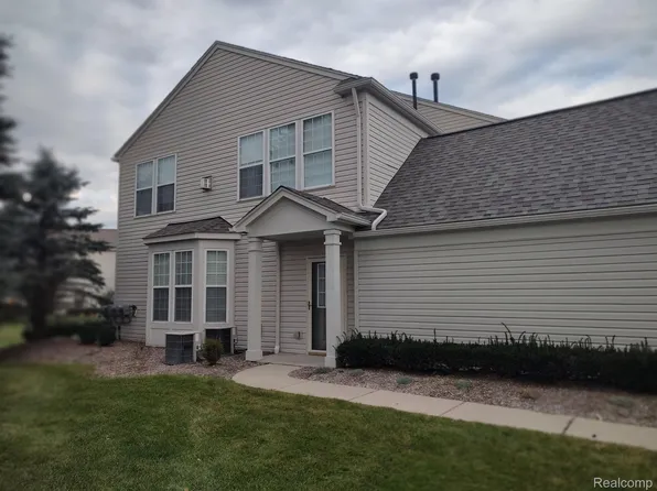 515 Dockside Cir, Holly, MI 48442