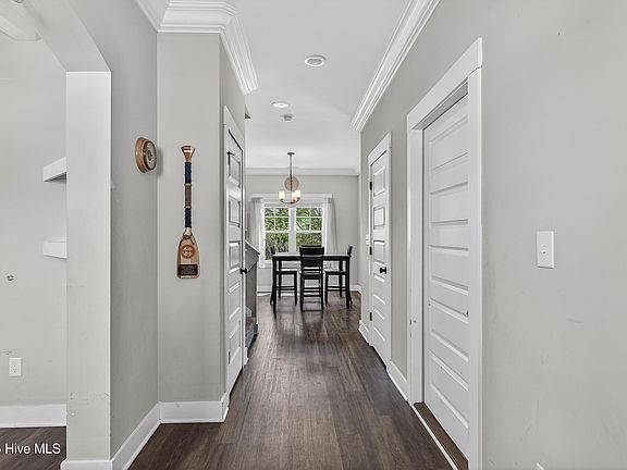 3rd image of 412 Elgin Road