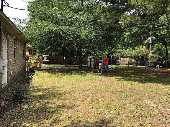 4th image of 141 Charmont Dr