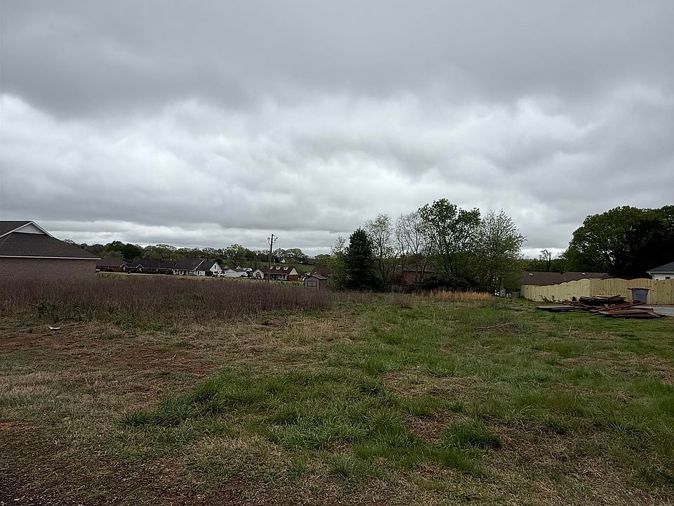 2nd image of 700 Oakview Cir